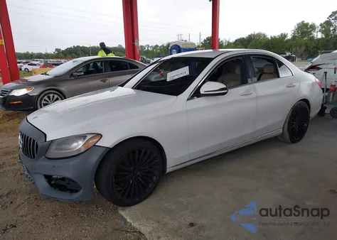2016 Mercedes-Benz C 300 из США, поврежденный, VIN 55SWF4JB2GU173643